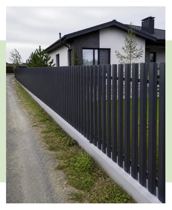 Забор из евроштакетника серый графит в Комсомольске-на-Амуре по цене от 4796 р. | ЗаборЭксеперт-Кмс